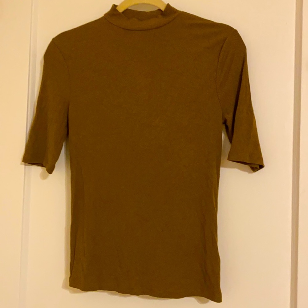 COPY - Mockneck brown ribbed short sleeve shirt